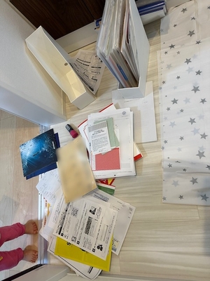書類を広げて整理