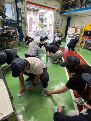 工場の床を掃除